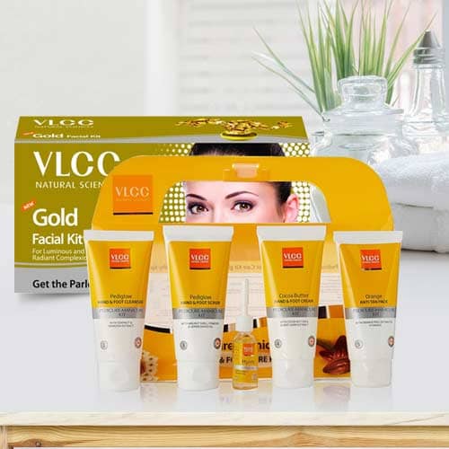 zaad omringen woensdag Glowing Look Gold Facial Kit with Pedicure and Manicure Kit from VLCC to  Ahmedabad | Free Shipping